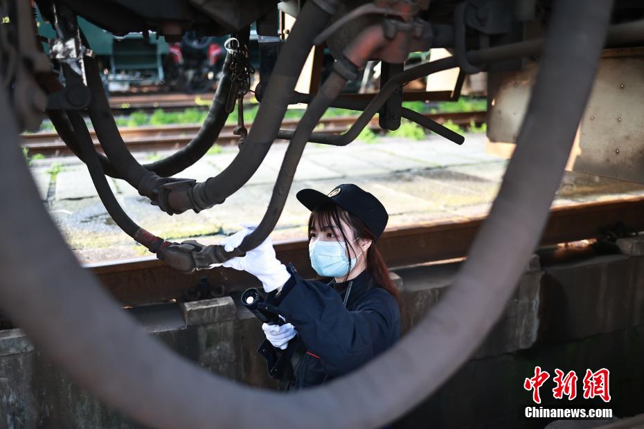 入庫した車両のチェックを行う車両検査員の張苑鈴さん（撮影・蘇志剛）。