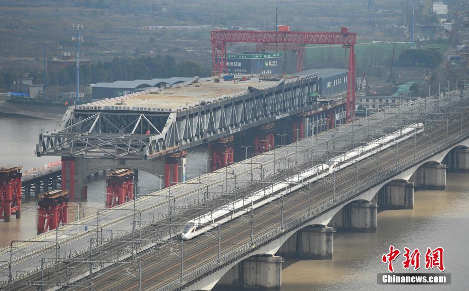 3月4日、銭塘江に新たに建設されている大橋の傍を走り抜ける高速鉄道（撮影・王剛）。