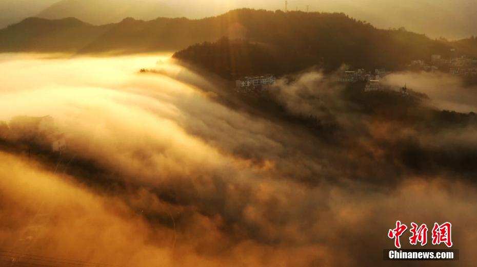 坡山村に広がった雲海の景色（撮影・方四清）。