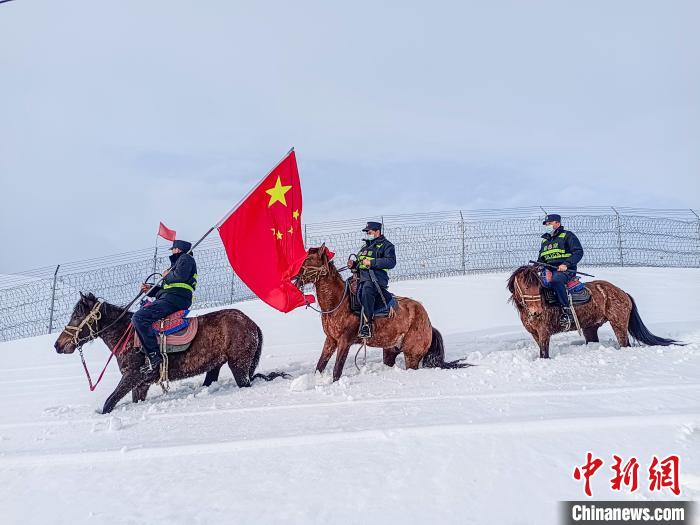 国境地帯の雪原を馬に乗りパトロールする人民警察　新疆