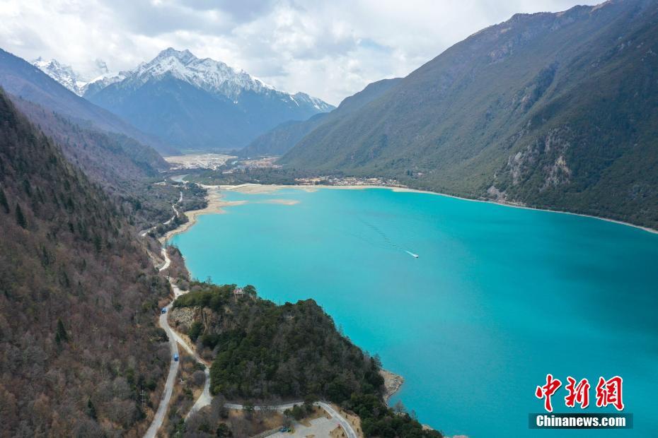 上空から撮影した高原の湖・巴松措の美しい風景　西蔵