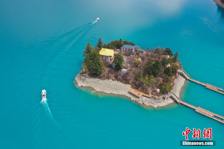 上空から撮影した高原の湖・巴松措の美しい風景　西蔵