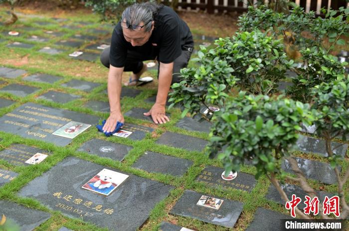 ペット墓園で墓碑の拭き掃除をする李誠宗さん（撮影・兪靖）。