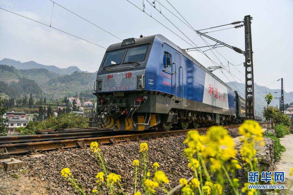 3月31日、貴州省桐梓県の紅花園駅を出発した列車5630号（撮影・楊文斌）。