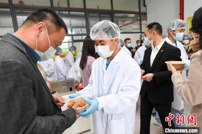 辣条クラスとタニシ麺学院学生がコラボし「ピリ辛タニシ麺」を共同製作 　広西