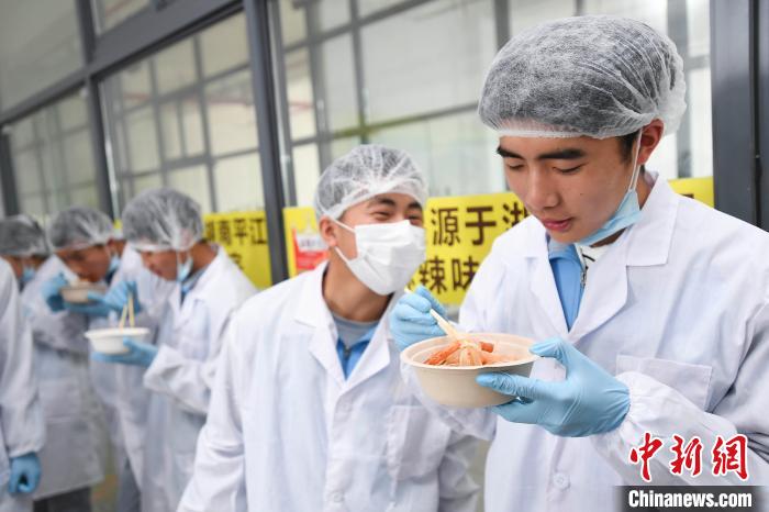 辣条クラスとタニシ麺学院学生がコラボし「ピリ辛タニシ麺」を共同製作 　広西