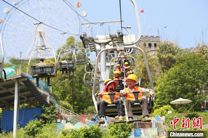 無料の火鍋でメーデー祝う景勝地の建設作業員100人　重慶