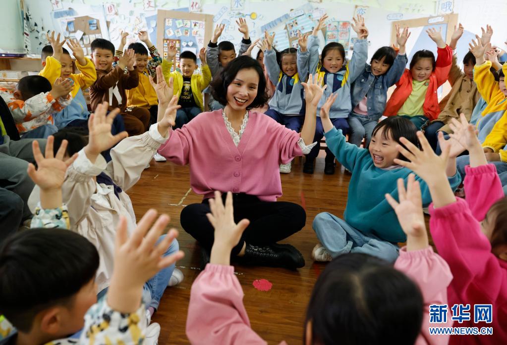 5月7日、園児と一緒に楽しい時間を過ごす貴州省遵義市正安県機関幼稚園の女性教師（撮影・趙永章）。