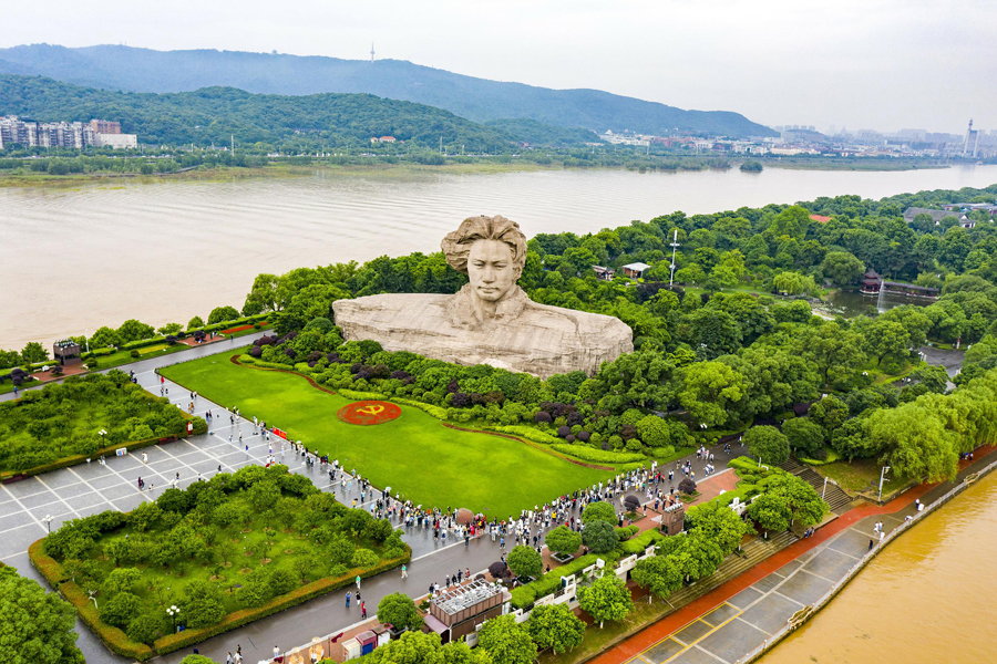 5月25日、観光客で賑わう湖南省長沙市の橘子洲景勝地（写真著作権はCFP視覚中国が所有のため転載禁止）。