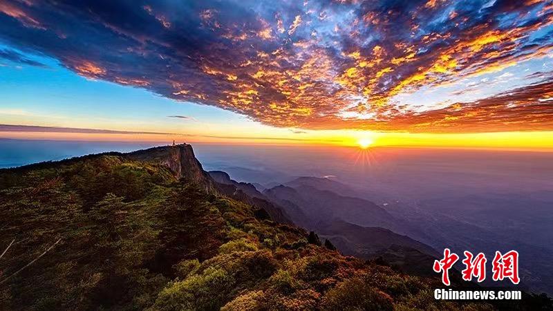 標高3099メートル、峨眉山の最高峰・万仏頂の景色（画像提供・峨眉山景勝地管理局）。