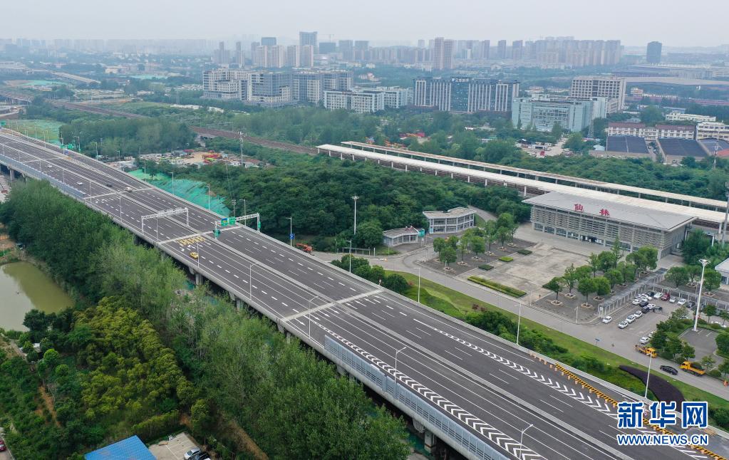 6月30日、開通した国道312号線南京区間改造工事の幹線高架橋を走行する車両（ドローンによる撮影・季春鵬）。