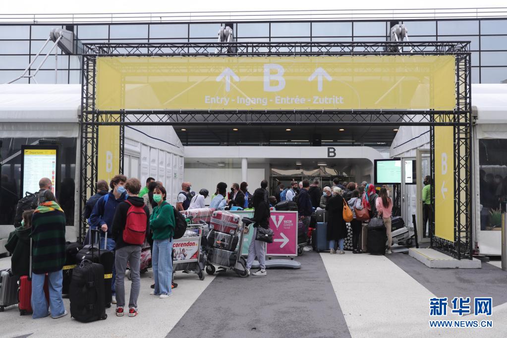 7月1日、ベルギー・ブリュッセル空港の出発ロビーに並んで入る旅客（撮影・鄭煥松）。