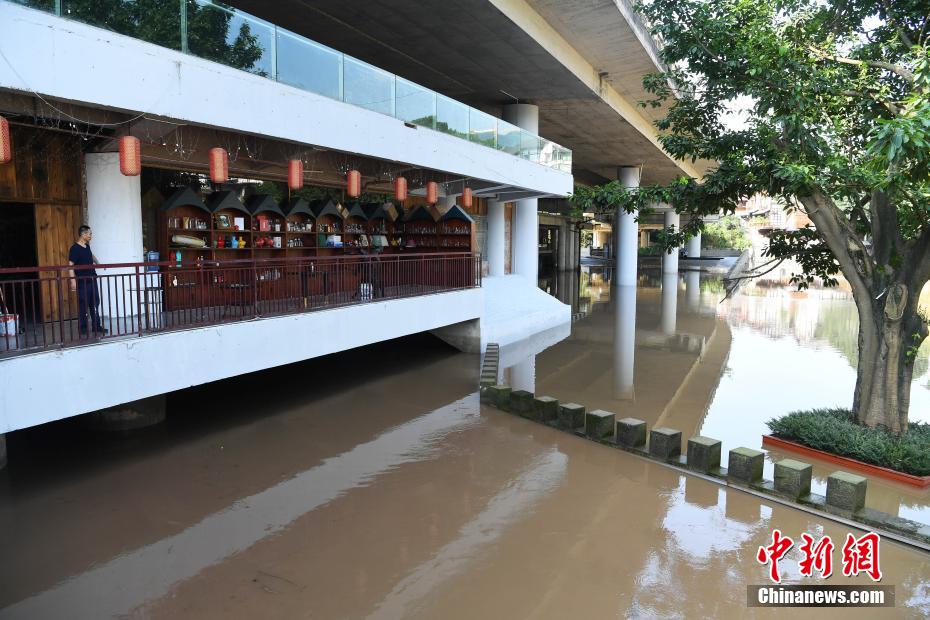 7月13日、水位が少しずつ下がっている嘉陵江・重慶磁器口区間（撮影・陳超）。