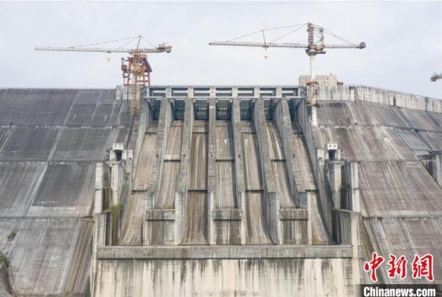 7月14日、上空から撮影した広西壮（チワン）族自治区にある竜灘水力発電所（撮影・陳冠言）。