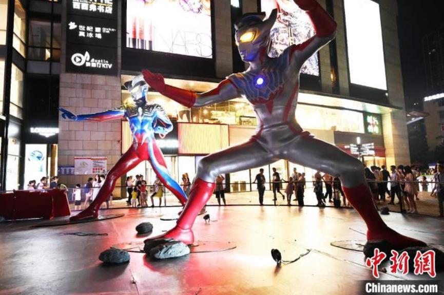 戦うウルトラヒーロー像が商業施設に登場　重慶