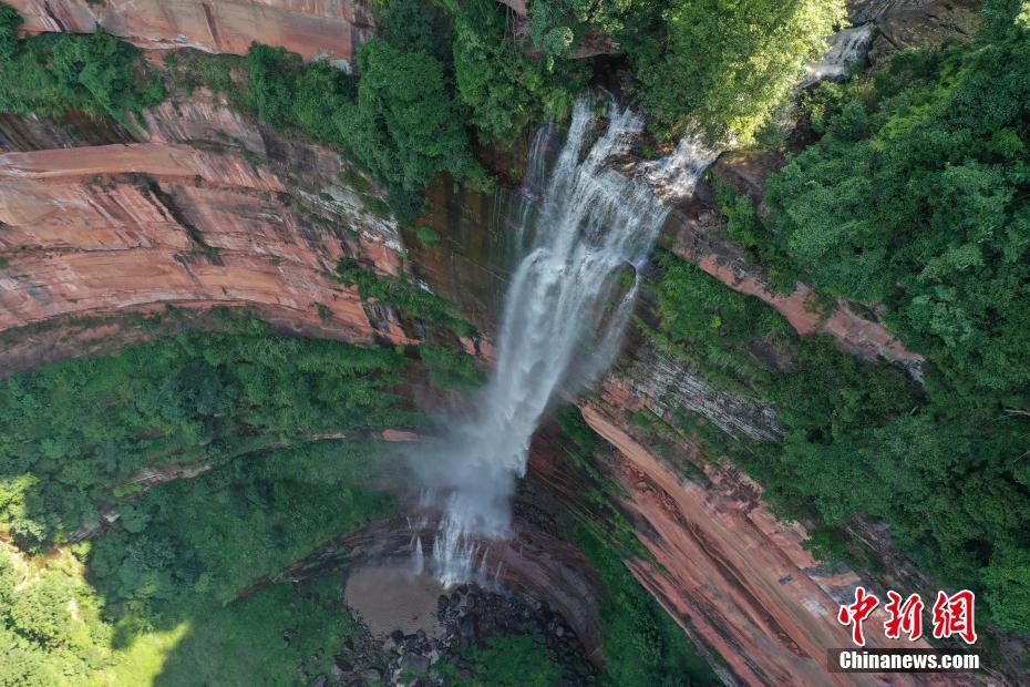 赤水丹霞旅遊区佛光岩景勝地（ドローンによる撮影・瞿宏倫）。