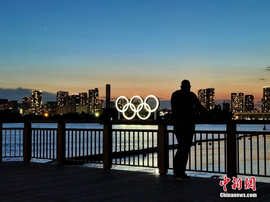 7月22日、東京湾岸のお台場浜海公園で、人々を魅了する夕暮れ。同公園は東京五輪トライアスロン競技の会場でもある（撮影・杜洋）。