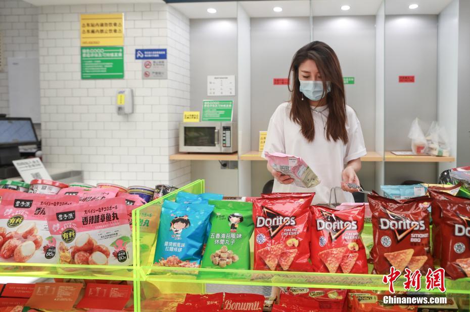 7月25日、北京地下鉄6号線青年路駅構内のコンビニで商品を買う市民（撮影・賈天勇）。