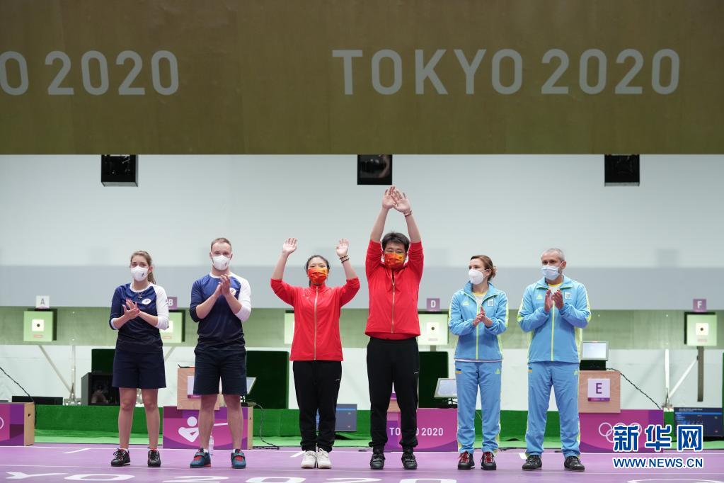 7月27日、優勝を手にした中国の姜冉馨選手（写真左から3番目）と龐偉選手（写真右から3番目）。