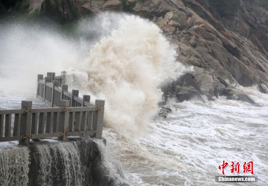 台風6号「インファ」の影響で沿岸部に打ち寄せる高波（撮影・王春）。