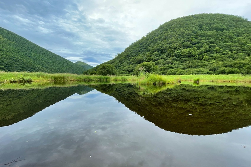 目の覚める美しさの葱坪天池（撮影・李野）。