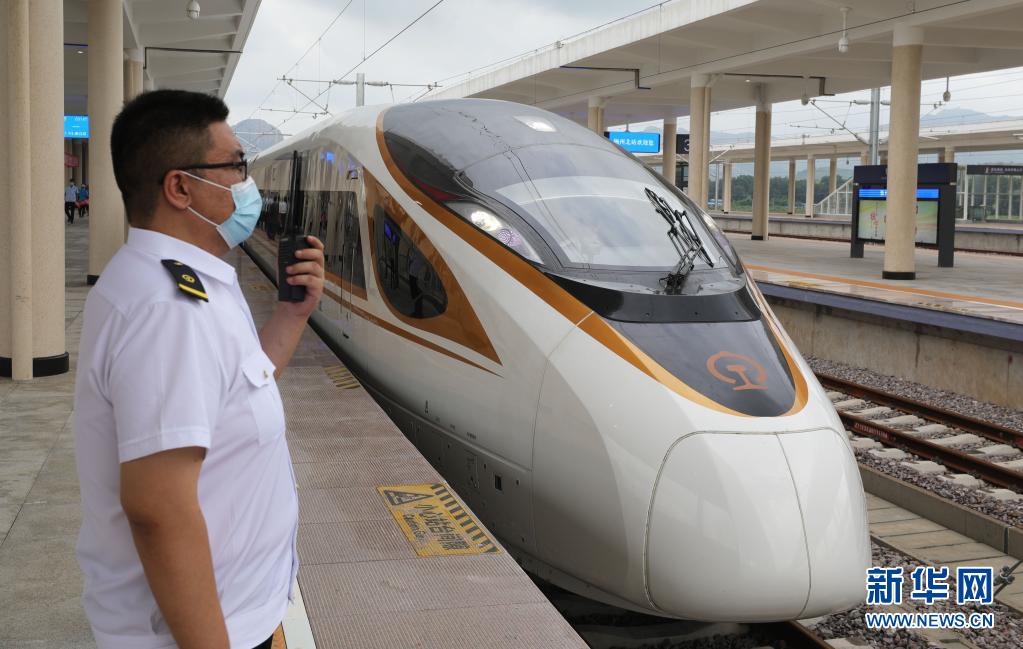 8月3日、大連に向かって錦州北駅を出発する直前の朝凌高速鉄道一番列車・G9147号列車（撮影・楊青）。