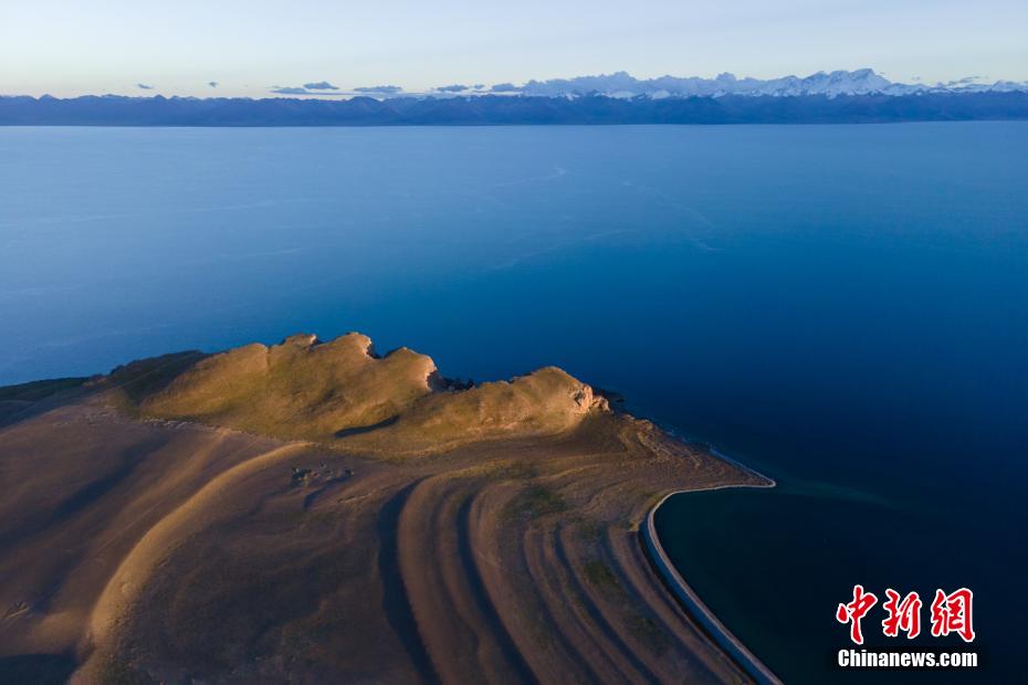 美しい初秋の景色広がるナムツォ湖　チベット