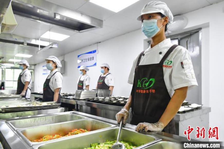 学生食堂の様子（撮影・景衛東）。