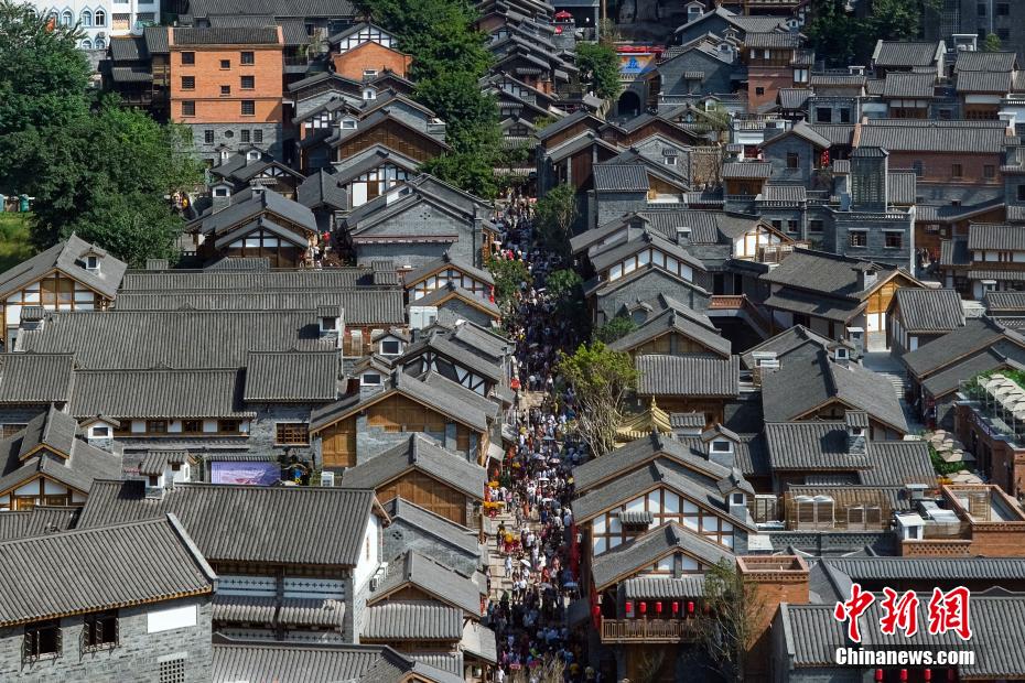 重慶の十八梯伝統風貌区の再公開初日　詰めかける観光客