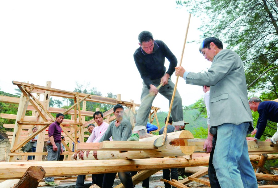 100年以上びくともしない「木組み」工法によって作られた屋根付橋　福建省