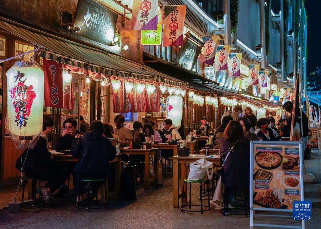 10月25日、東京都渋谷区のレストランで食事をする人。