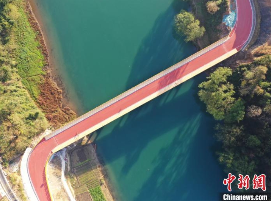 銅仁から梵浄山に至る遊歩道「郷愁緑道」（撮影・李鶴）。