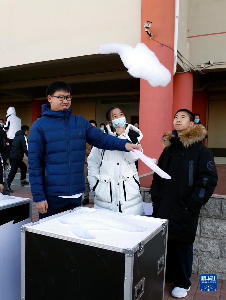 12月6日、「雲製造工程」プロジェクトを展示する生徒たち（撮影・周良）。