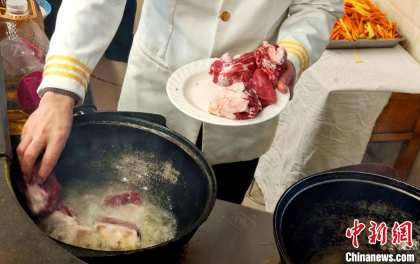 新疆の有名シェフ紹介のウイグル風炊き込みご飯「手抓飯」の作り方