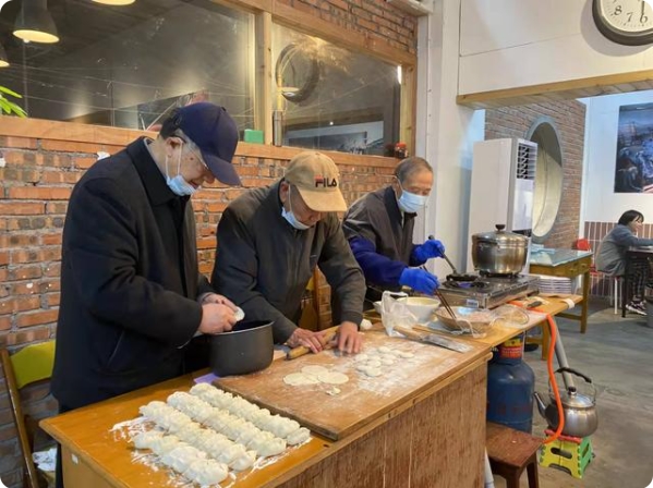 餃子とタマゴ餃子を作る3人（写真提供・取材対象者）。