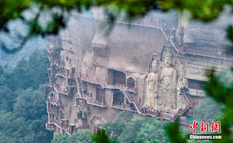 霧雨が立ち込める天水麦積山石窟（資料写真、撮影・陳冶平）。