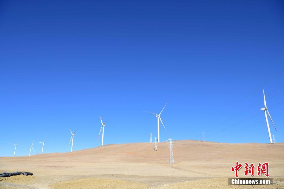 哲古風力発電所（撮影・貢嘎来松）。