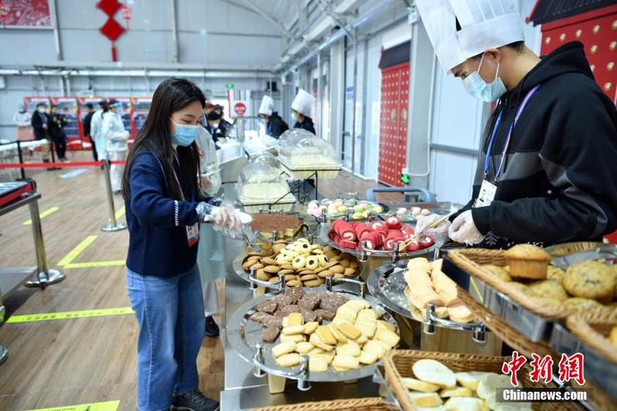 張家口冬季五輪選手村（パラリンピック村）のアスリート用メイン食堂で行われた全面テストの様子（資料写真・撮影・翟羽佳）。