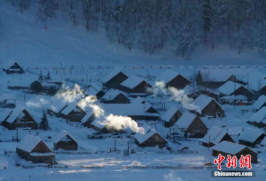 降雪後の新疆カナス禾木村（撮影・王小軍）。