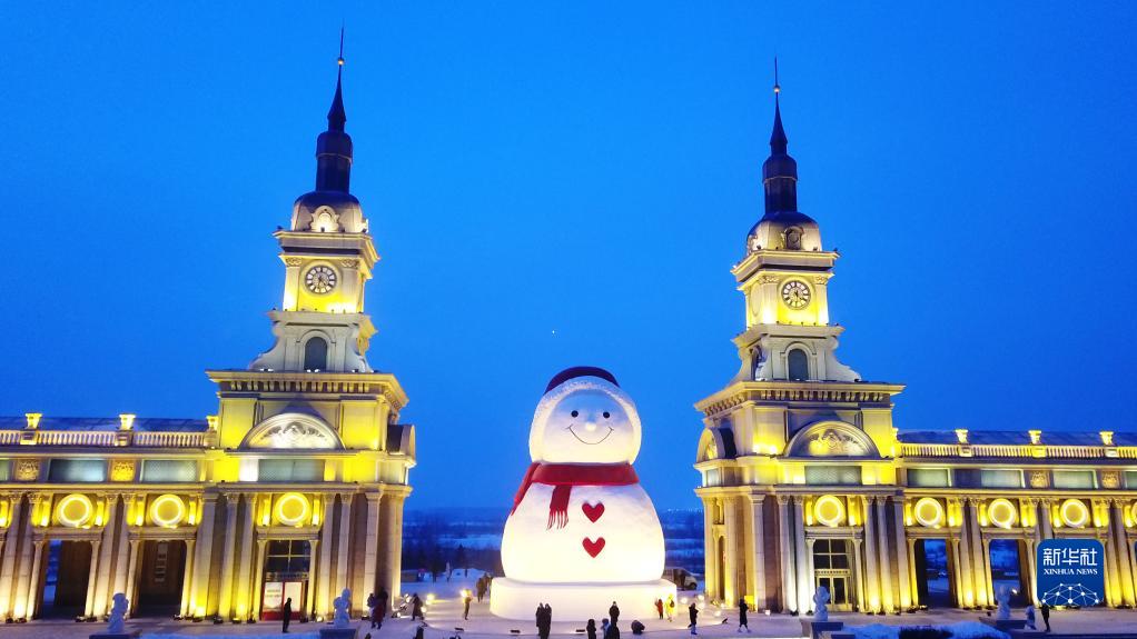 黒竜江省哈爾浜（ハルビン）市の松花江畔に登場した巨大雪だるま（1月9日、ドローンによる撮影・王建威）。