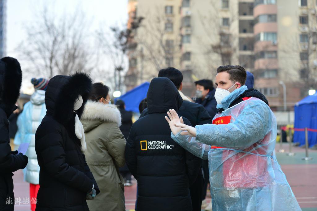 1月15日、ソーシャルディスタンスを保ちながら並ぶように住民に注意を促す李翰文さん（写真著作権は東方ICが所有のため転載禁止）。