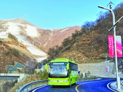 延慶ゾーンの道路を走る水素燃料の新エネ車。