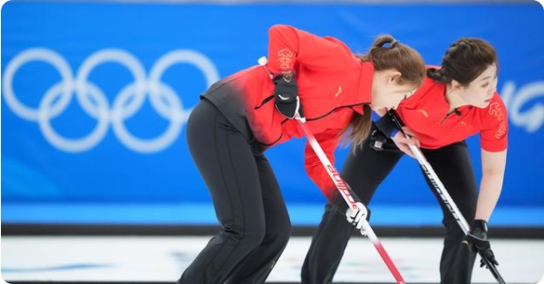 2月14日、試合中の張麗君選手（写真左）、董子斉選手（撮影・周密）。