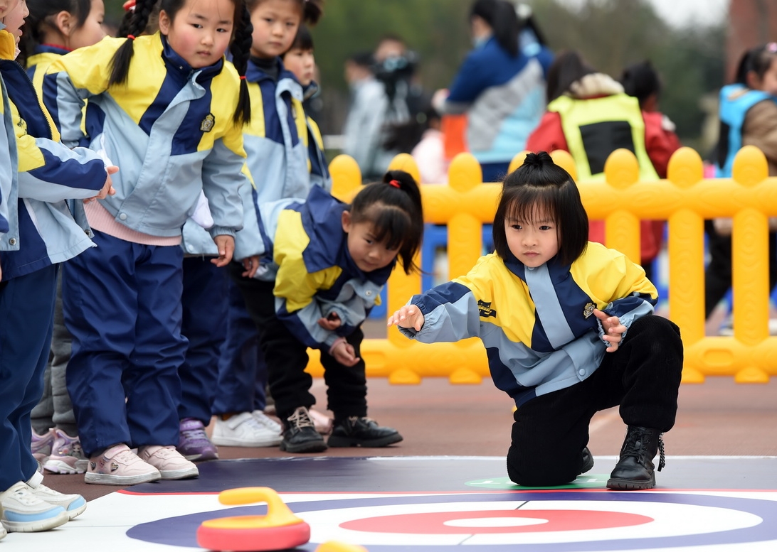 2月16日、安徽省合肥市泰山路幼稚園で、始業式で陸のカーリング「ユニカール」のゲームを体験して楽しむ園児たち（撮影・周牧）。 