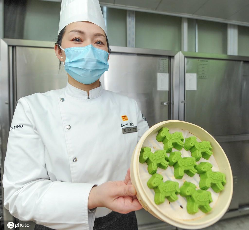 完成した「緑馬」定勝糕を見せる菓子職人（写真著作権は東方ICが所有のため転載禁止）。 