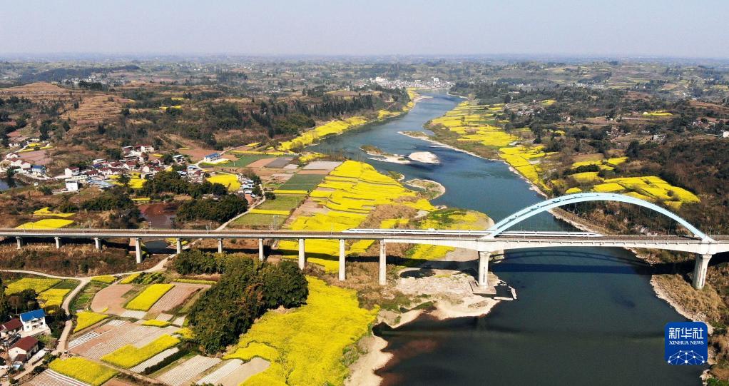 3月7日、四川省成都と重慶を結ぶ成渝高速鉄道の四川省内江区間を走る高速鉄道列車（ドローンで撮影・黄正華）。