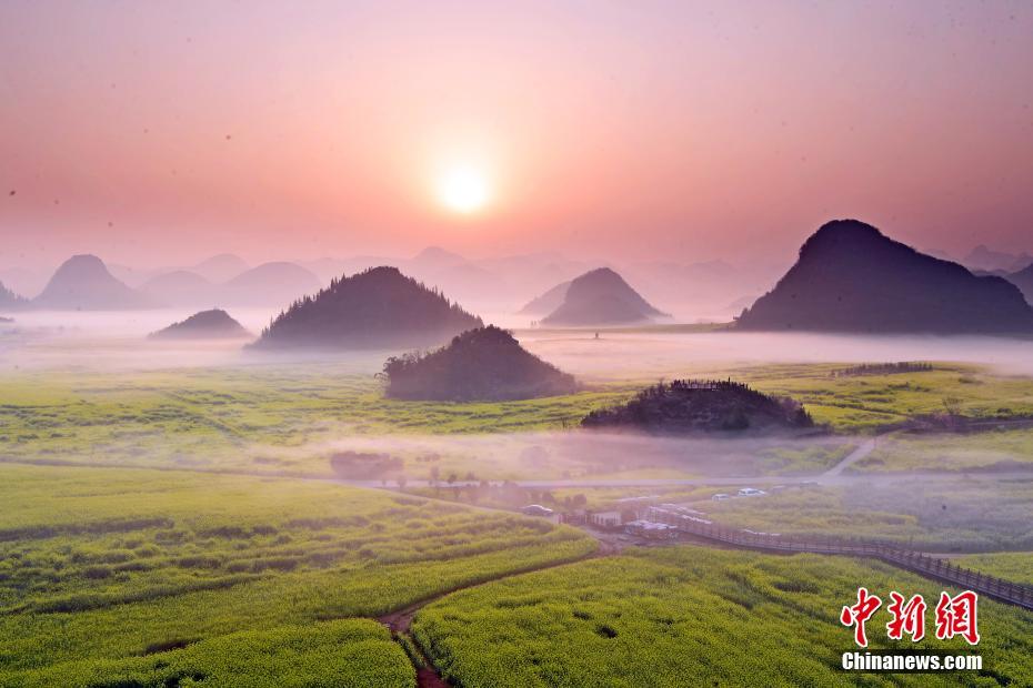 雲と霧に覆われた金鶏峰叢景勝地（撮影・毛虹）。