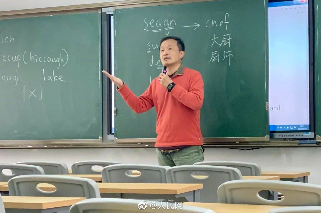 教室でたった一人で授業する大学教員たちに称賛の声