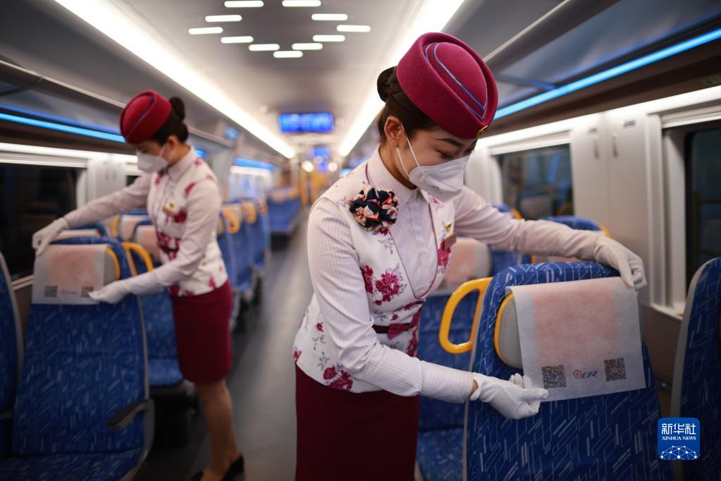 貴陽環状線鉄道始発列車の貴陽旅客輸送区間の乗務員（29日撮影・劉続）。