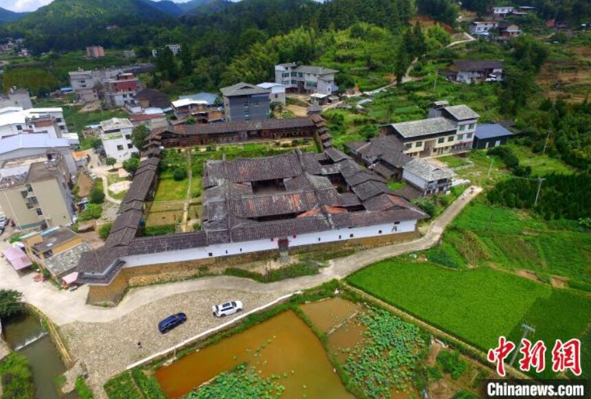 上空から撮影した永泰古村落内にある愛荊荘（撮影・王東明）。